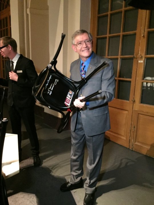 manbet手机版2014年12月6日，和之前的许多诺贝尔奖得主一样，威廉·e·莫尔纳在斯德哥尔摩诺贝尔博物馆的诺贝尔小酒馆的一把椅子上签名。