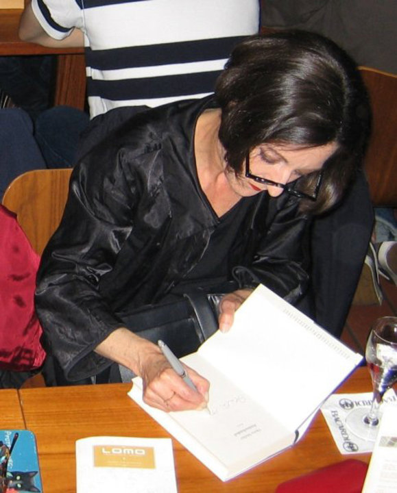 manbet手机版赫塔Müller为她的新书签名