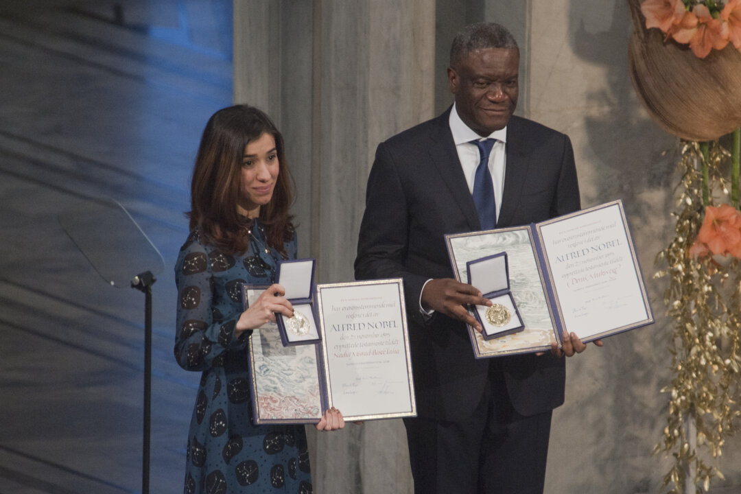 manbet手机版Murad和Mukwege在2018年颁奖典礼上