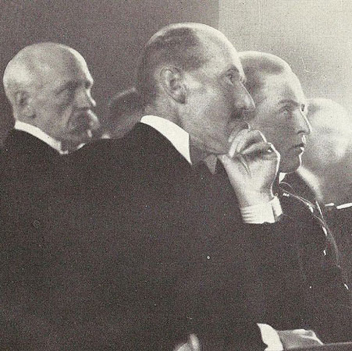 manbet手机版1922年，挪威国王哈康七世和王储奥拉夫在诺贝尔和平奖颁奖典礼上。manbet手机版《Eventyrlyst》一书，作者Fridtjof Nansen。manbet手机版公共领域，通过Wikimedia Commons