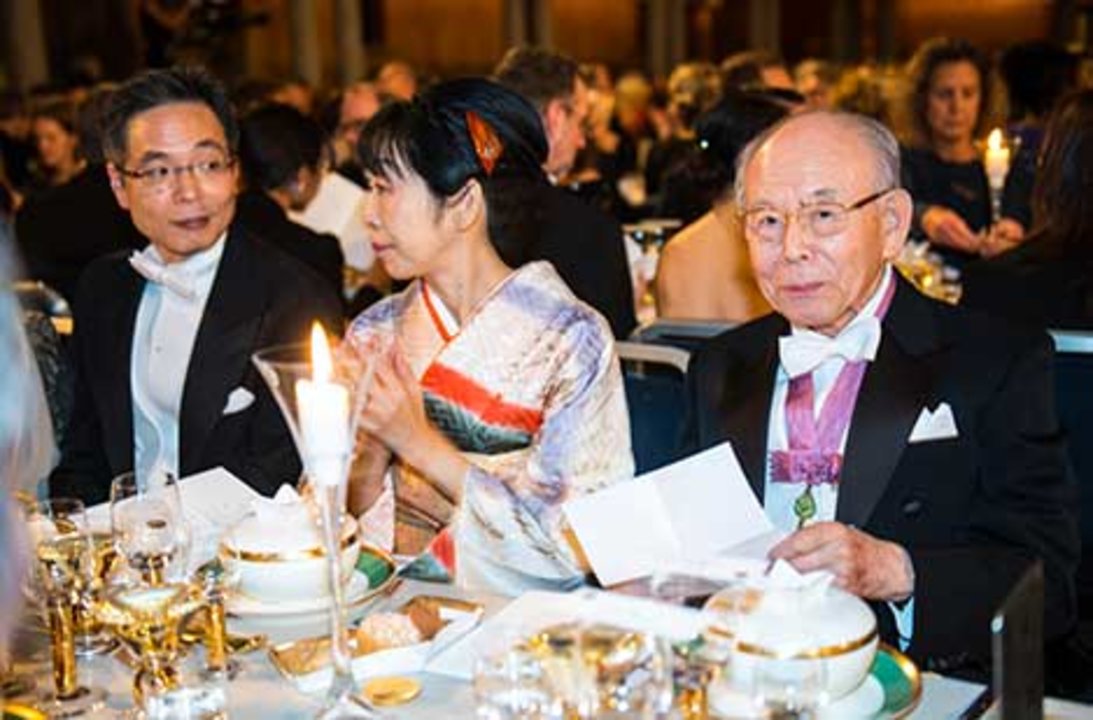 manbet手机版赤崎勇(右)在诺贝尔晚宴的餐桌上。