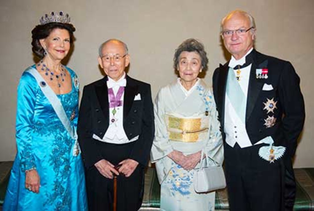 manbet手机版诺贝尔晚宴后，瑞典王室在王子画廊接待诺贝尔奖得主和他们的重要人物。manbet手机版从左至右:西尔维亚女王陛下、赤崎勇、赤崎亮子夫人和瑞典国王卡尔十六世古斯塔夫陛下。