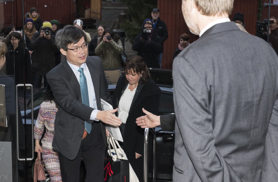 manbet手机版2014年12月6日，天野浩抵达瑞典斯德哥尔摩的诺贝尔博物馆，参加2014年诺贝尔奖得主聚会。