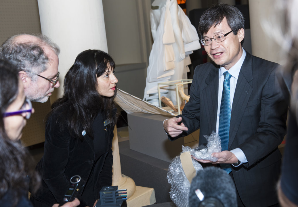manbet手机版2014年12月6日，在2014年诺贝尔奖得主聚会上，天野浩向诺贝尔博物馆的收藏展示了他的礼物:他开发的早期蓝色led中包含的石墨碎片。