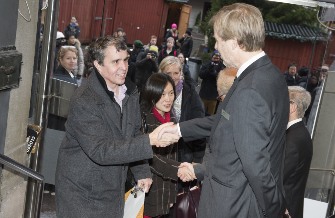 manbet手机版2014年12月6日，Eric Betzig抵达瑞典斯德哥尔摩的诺贝尔博物馆，参加2014年诺贝尔奖得主的聚会。