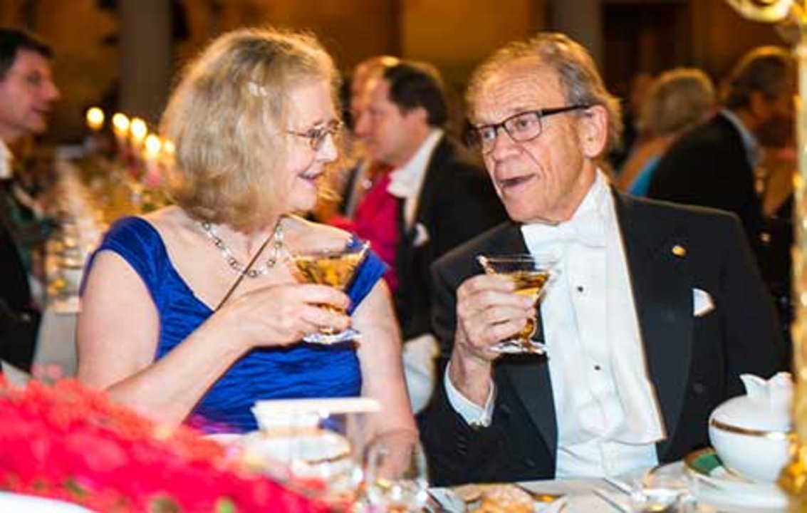 manbet手机版2014年12月10日，伊丽莎白·h·布莱克本和1981年诺贝尔生理学或医学奖得主托斯滕·威塞尔在2014年诺贝尔晚宴的荣誉桌旁。