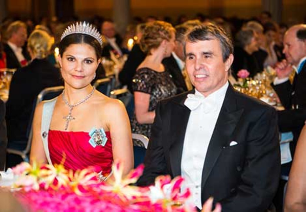 manbet手机版瑞典王储维多利亚和埃里克·贝齐格在诺贝尔晚宴的荣誉桌旁。