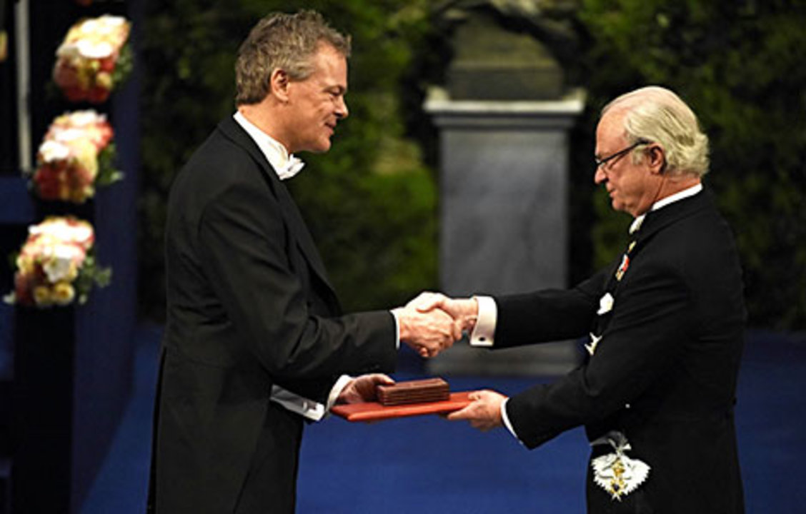 manbet手机版爱德华•i莫泽接受诺贝尔奖从瑞典国王卡尔十六世•古斯塔夫陛下。