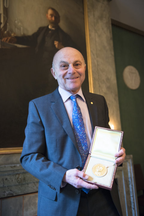 manbet手机版尤金·法玛在访问诺贝尔基金会时展示他的奖章