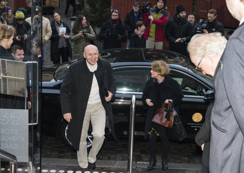 manbet手机版2014年12月6日，Stefan W. Hell抵达瑞典斯德哥尔摩的诺贝尔博物馆，参加2014年诺贝尔奖得主聚会。