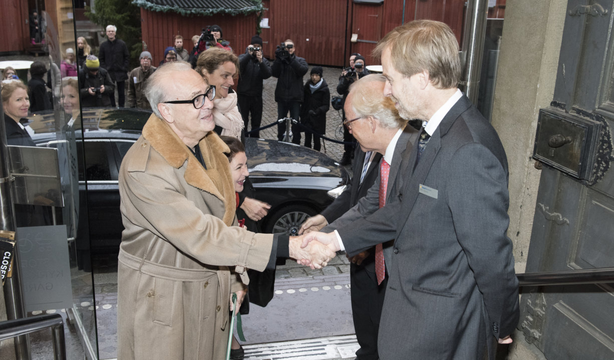 manbet手机版2014年12月6日，Patrick Modiano抵达瑞典斯德哥尔摩的诺贝尔博物馆，参加2014年诺贝尔奖得主的聚会。