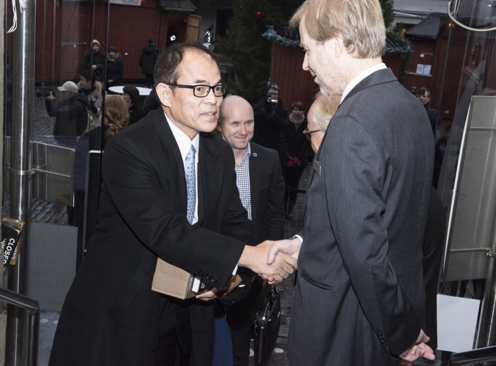 manbet手机版2014年12月6日，中村修二抵达瑞典斯德哥尔摩的诺贝尔博物馆，参加2014年诺贝尔奖得主聚会。
