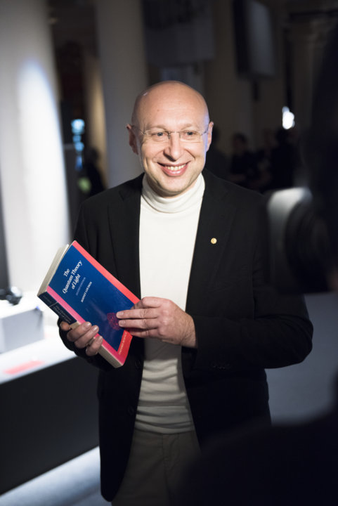 manbet手机版2014年12月6日，2014年诺贝尔奖得主聚会期间，斯蒂芬·黑尔向诺贝尔博物馆赠送了他的礼物:一本书。