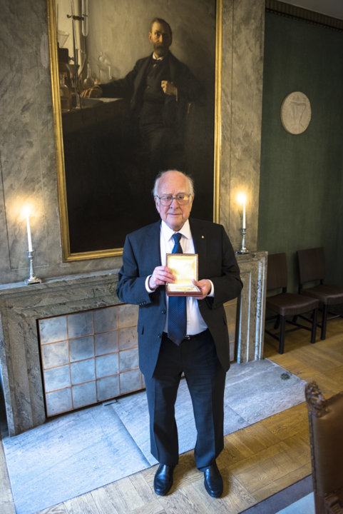 manbet手机版彼得·希格斯粒子显示他的诺贝尔奖章访诺贝尔基金会