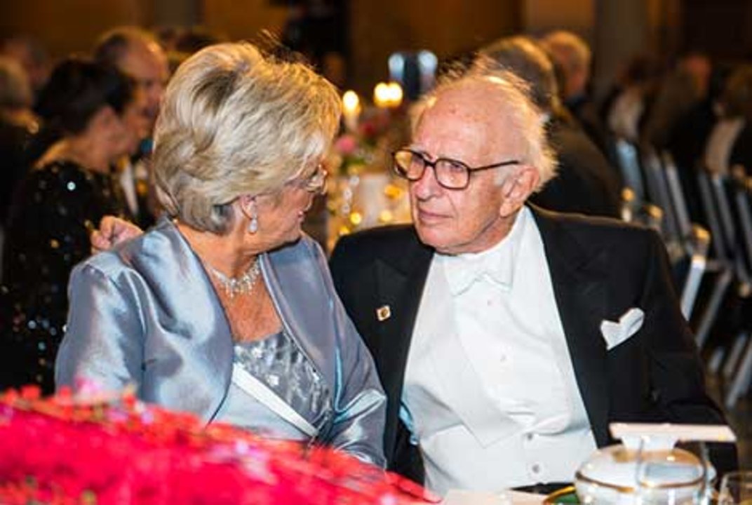 manbet手机版2014年12月10日，诺贝尔奖得主Eric R. Kandel和Catharina Lindqvist在2014年诺贝尔晚宴的荣誉桌旁。