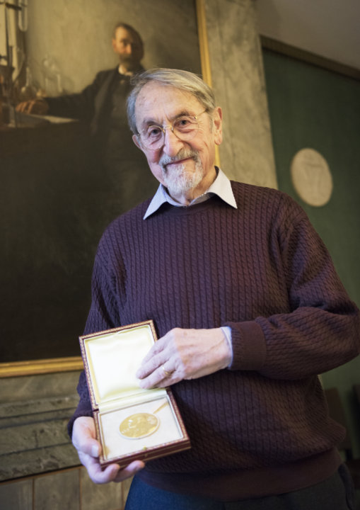 manbet手机版Martin Karplus在访问诺贝尔基金会时展示他的诺贝尔奖章