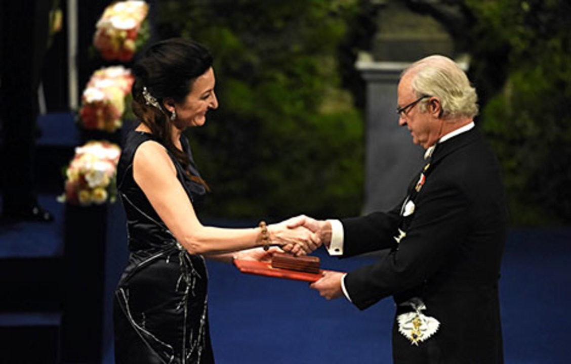 manbet手机版梅-布里特·莫泽从瑞典国王卡尔十六世·古斯塔夫陛下手中接过诺贝尔奖。