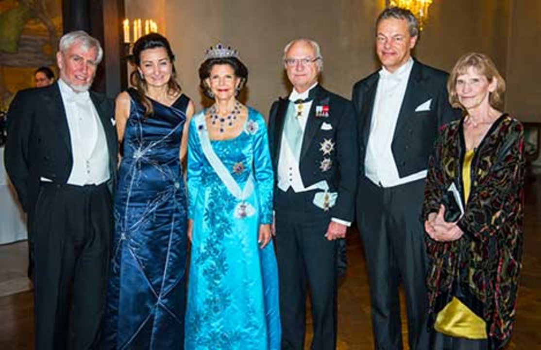 manbet手机版诺贝尔晚宴后，瑞典王室成员在王子画廊接待获奖者和他们的重要人物。manbet手机版从左至右:约翰·奥基夫、梅·布里特·莫泽、西尔维娅女王陛下、卡尔十六世·古斯塔夫国王、爱德华一世·莫泽和艾琳·奥基夫教授。