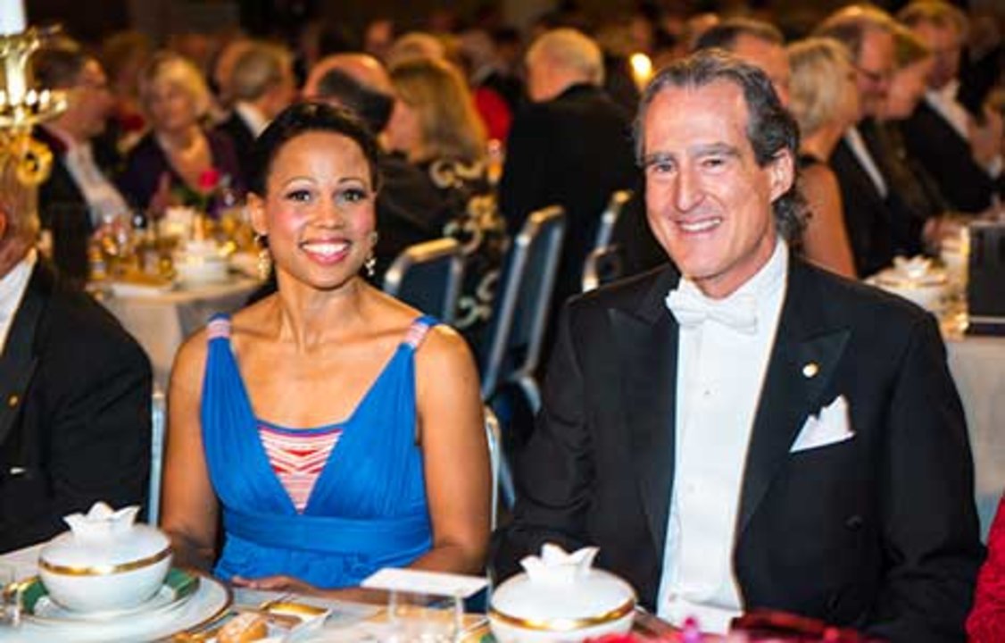 manbet手机版2014年12月10日，Craig C. Mello和瑞典文化与民主部长Alice Bah Kuhnke在2014年诺贝尔晚宴的荣誉桌旁。