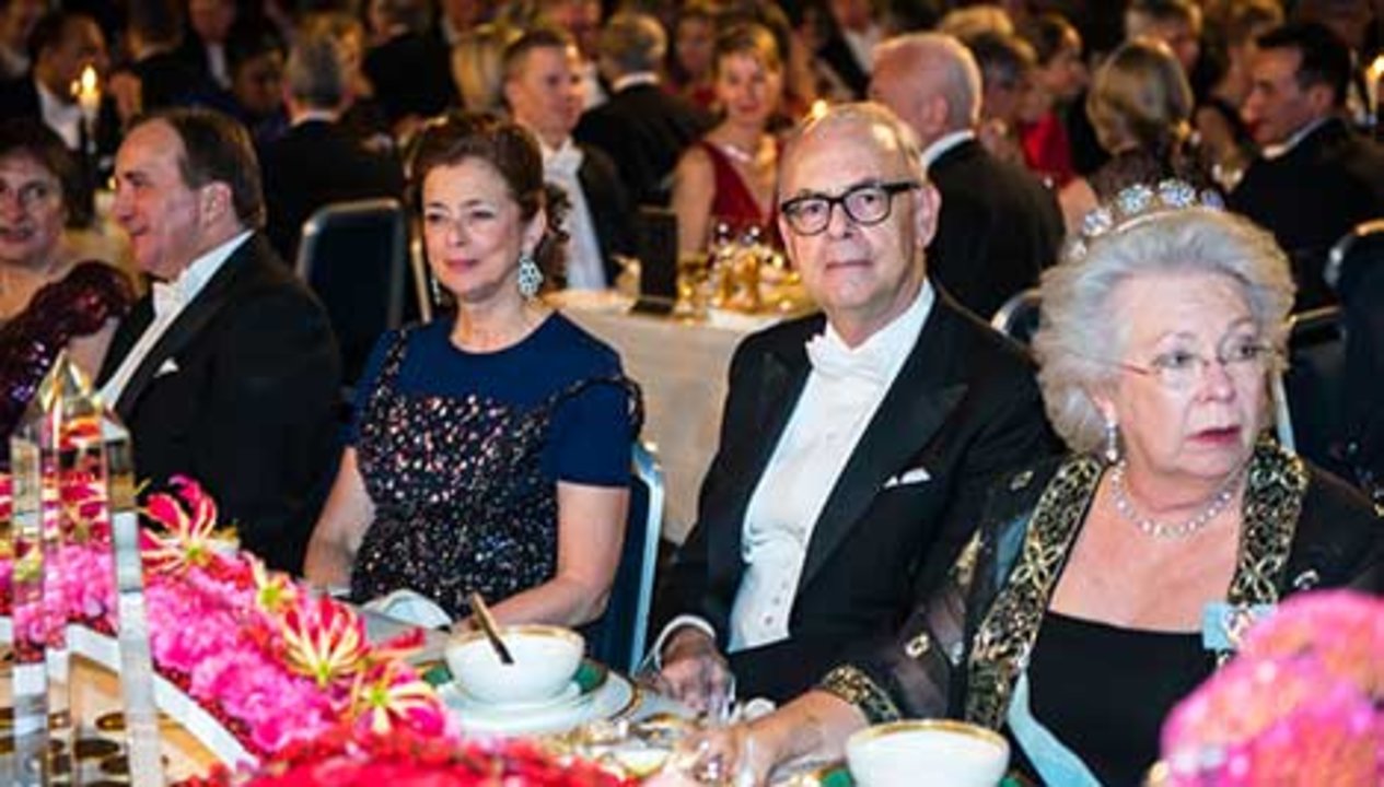 manbet手机版左起:瑞典首相Stefan LÃ，经济学奖得主Jean Tirole的配偶Nathalie Tirole夫人，Patrick Modiano和Christina公主夫人Magnuson在贵宾席上。