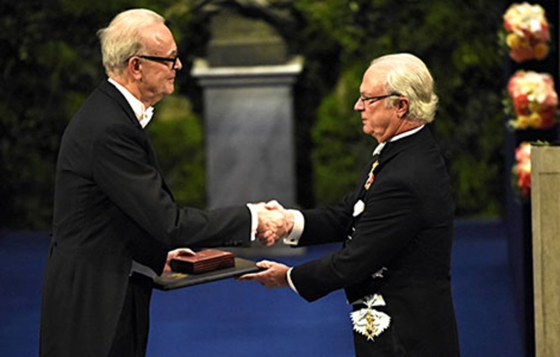 manbet手机版帕特里克·莫迪亚诺从瑞典国王卡尔十六世·古斯塔夫陛下手中接过诺贝尔奖。