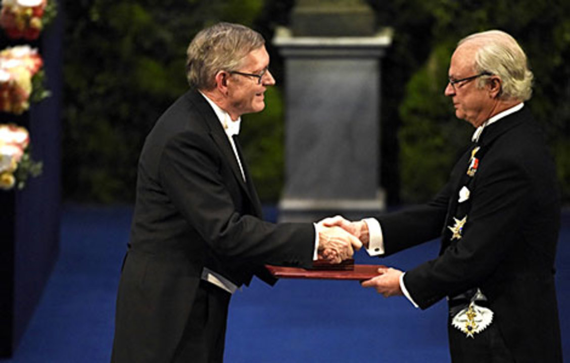 manbet手机版威廉·e·莫尔纳从瑞典国王卡尔十六世·古斯塔夫陛下手中接过诺贝尔奖。