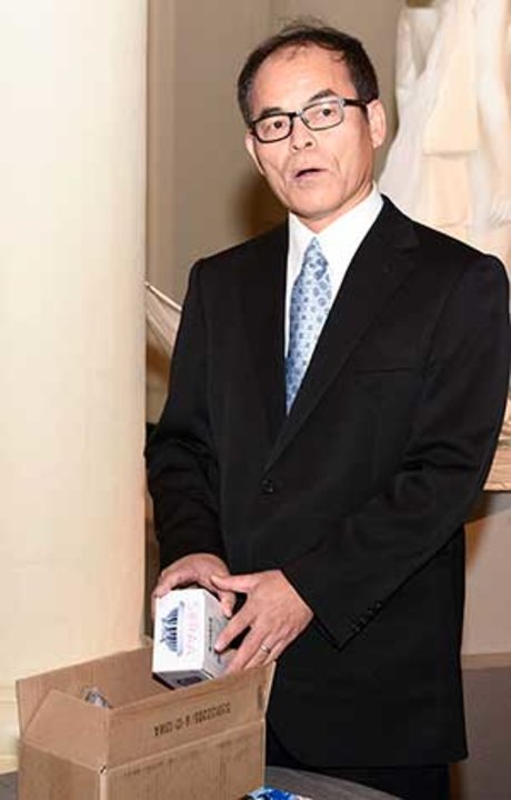 manbet手机版2014年12月6日，在2014年诺贝尔奖得主聚会上，中村修二向诺贝尔博物馆的收藏展示了他的礼物:一盏白色LED灯。