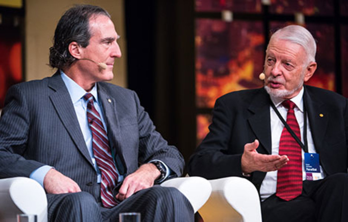 manbet手机版Craig C. Mello(左)和2000年经济学奖得主Daniel McFadden(右)在2014年12月9日的诺贝尔周对话上讨论了“衰老的生物学”。