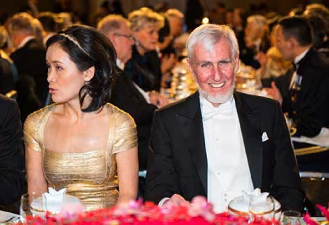 manbet手机版Na霁博士配偶的诺贝尔奖得主埃里克•Betzig表和约翰·奥基夫的诺贝尔晚宴荣誉,2014年12月10日。