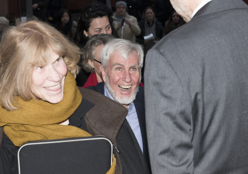 manbet手机版2014年12月6日，约翰·奥基夫抵达瑞典斯德哥尔摩的诺贝尔博物馆，参加2014年诺贝尔奖得主聚会。