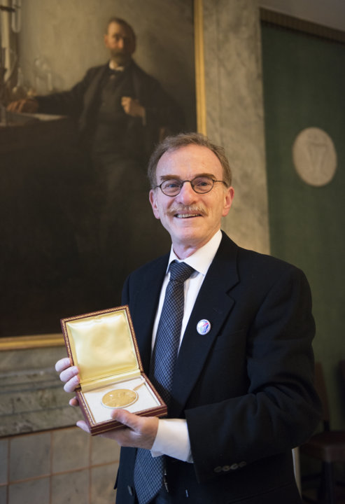 manbet手机版Randy W. schkman在访问诺贝尔基金会期间展示他的诺贝尔奖章