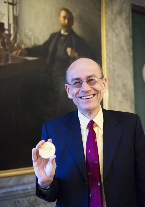 manbet手机版Thomas C. Südhof在访问诺贝尔基金会时展示他的诺贝尔奖章