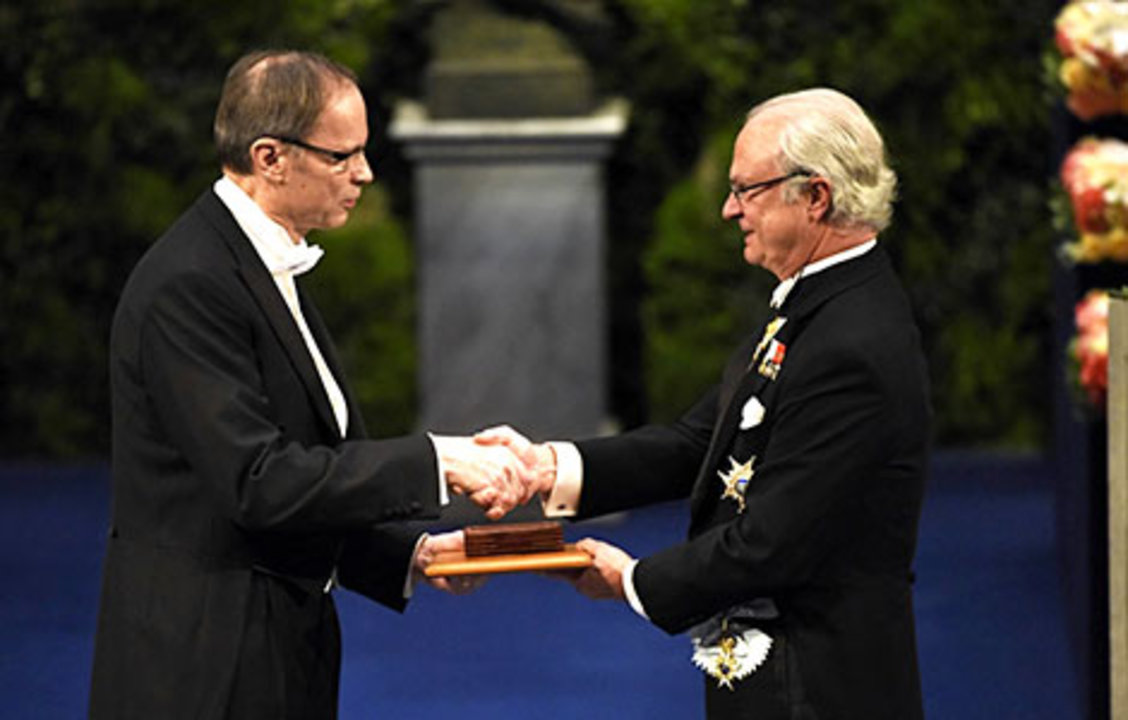 Jean Tirole receiving his Prize from His Majesty King Carl XVI Gustaf of Sweden.