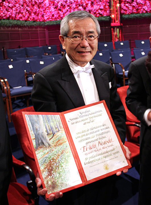 manbet手机版根岸英一展示他的诺贝尔奖证书