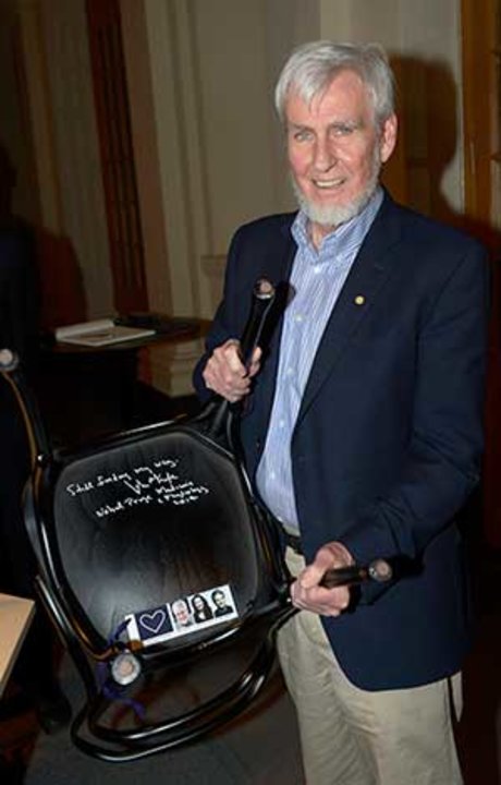 manbet手机版就像他之前的许多诺贝尔奖获得者约翰·奥基夫签名一把椅子在小酒馆诺贝尔在斯德哥尔摩的诺贝尔博物馆,2014年12月6日。