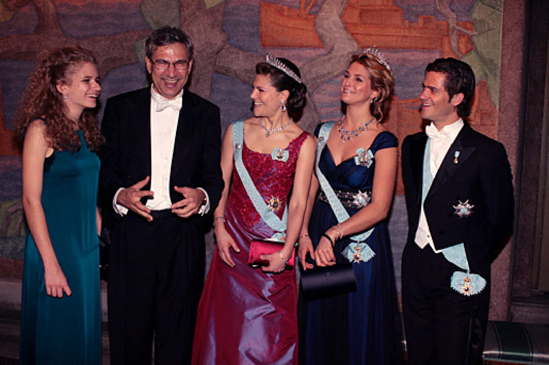 manbet手机版诺贝尔奖得主奥尔汉·帕慕克和他的女儿RÃ¼ya以及瑞典王室的兄弟姐妹