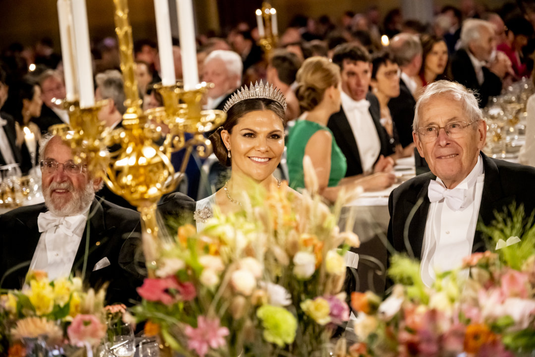 manbet手机版詹姆斯·皮布尔斯和维多利亚公主在诺贝尔晚宴上
