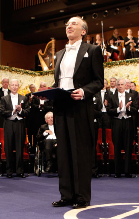 manbet手机版索尔·珀尔马特在斯德哥尔摩音乐厅接受诺贝尔奖后