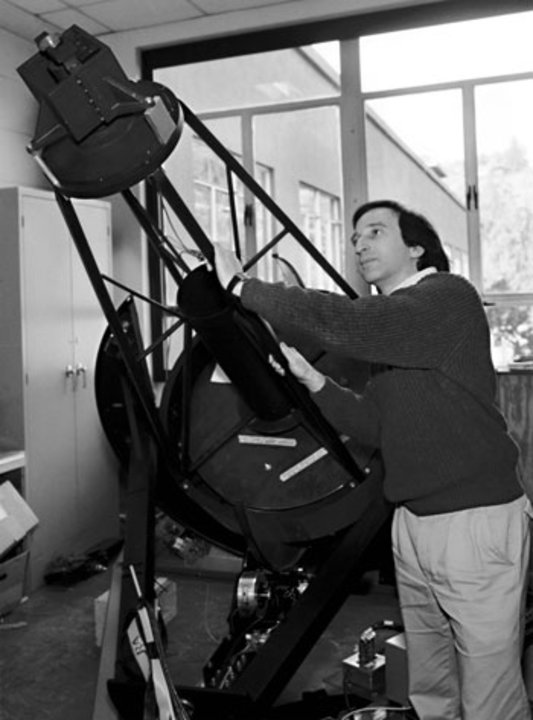 manbet手机版索尔·珀尔马特和望远镜。