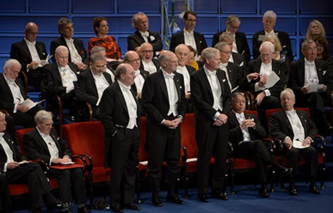 manbet手机版三位化学奖得主都站在台上