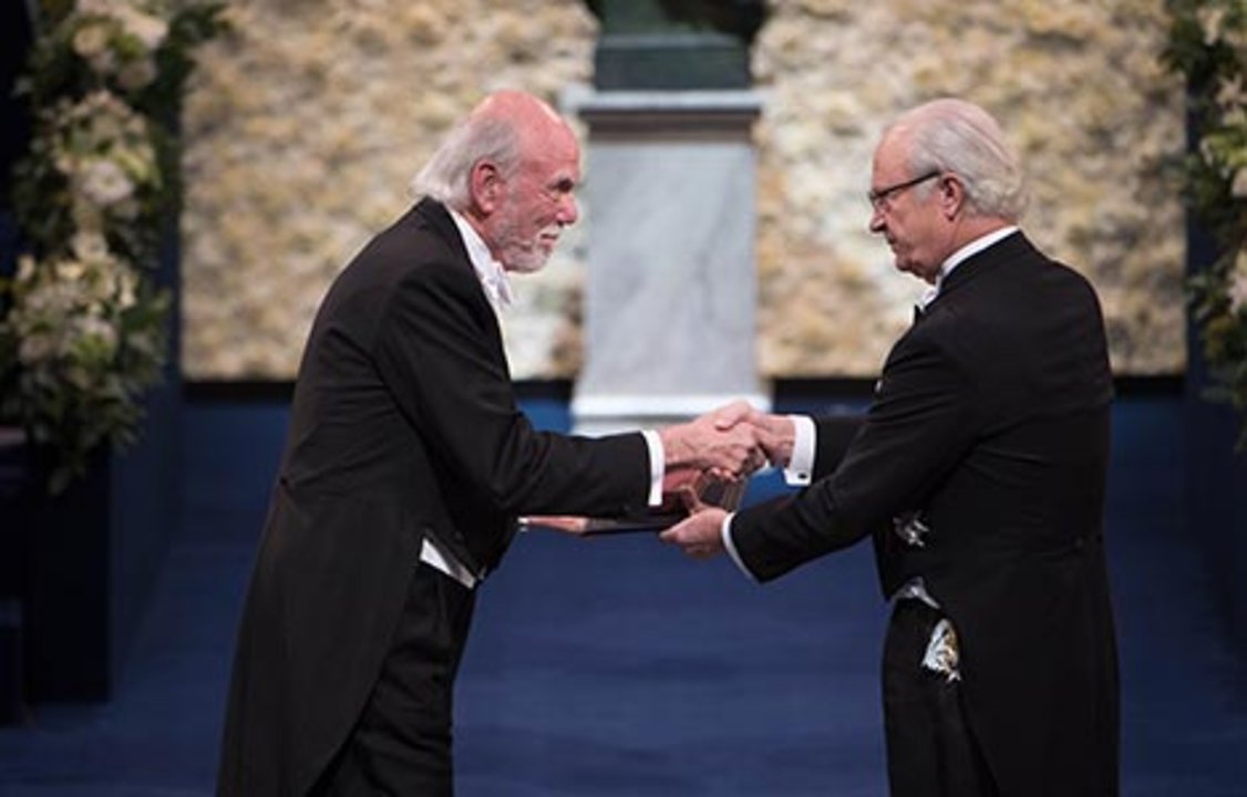 manbet手机版巴里·c·巴里什从瑞典国王卡尔十六世·古斯塔夫手中接过诺贝尔奖