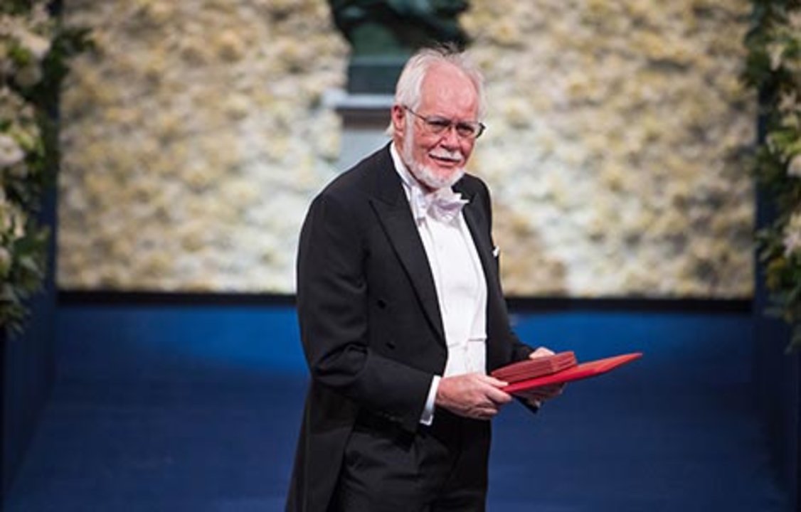 manbet手机版雅克Dubochet收到他在斯德哥尔摩音乐厅的诺贝尔奖