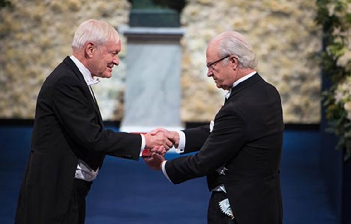 manbet手机版约阿希姆·弗兰克从瑞典国王卡尔十六世·古斯塔夫手中接过诺贝尔奖