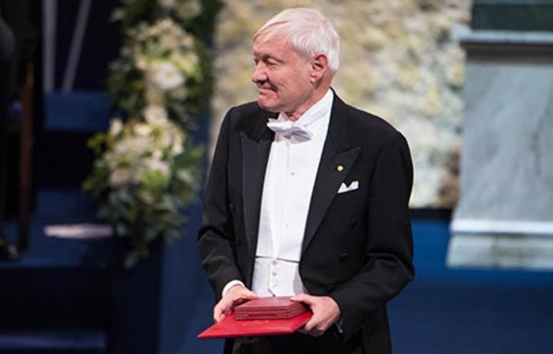 manbet手机版约阿希姆·弗兰克在斯德哥尔摩音乐厅接受诺贝尔奖后