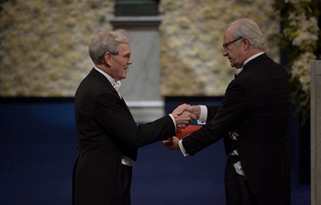 manbet手机版理查德·亨德森从瑞典国王卡尔十六世·古斯塔夫手中接过诺贝尔奖