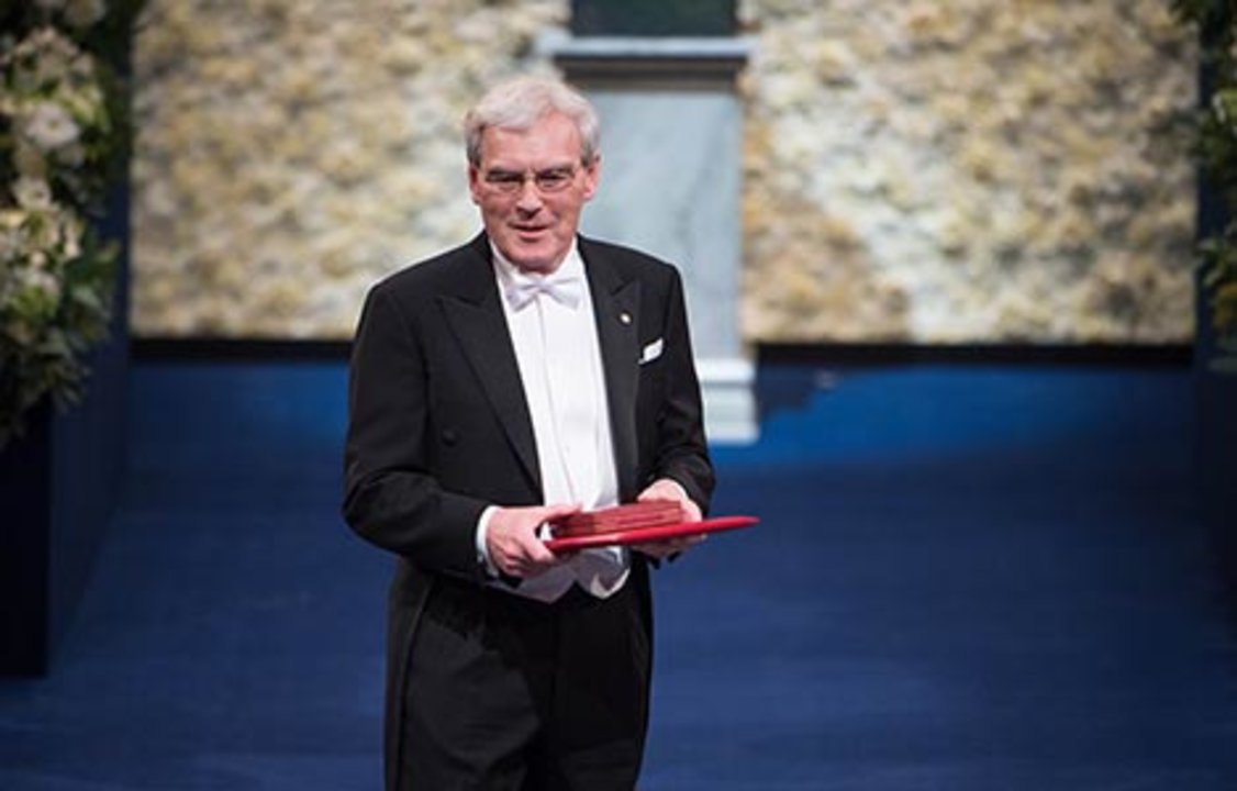 manbet手机版理查德·亨德森在斯德哥尔摩音乐厅接受诺贝尔奖后