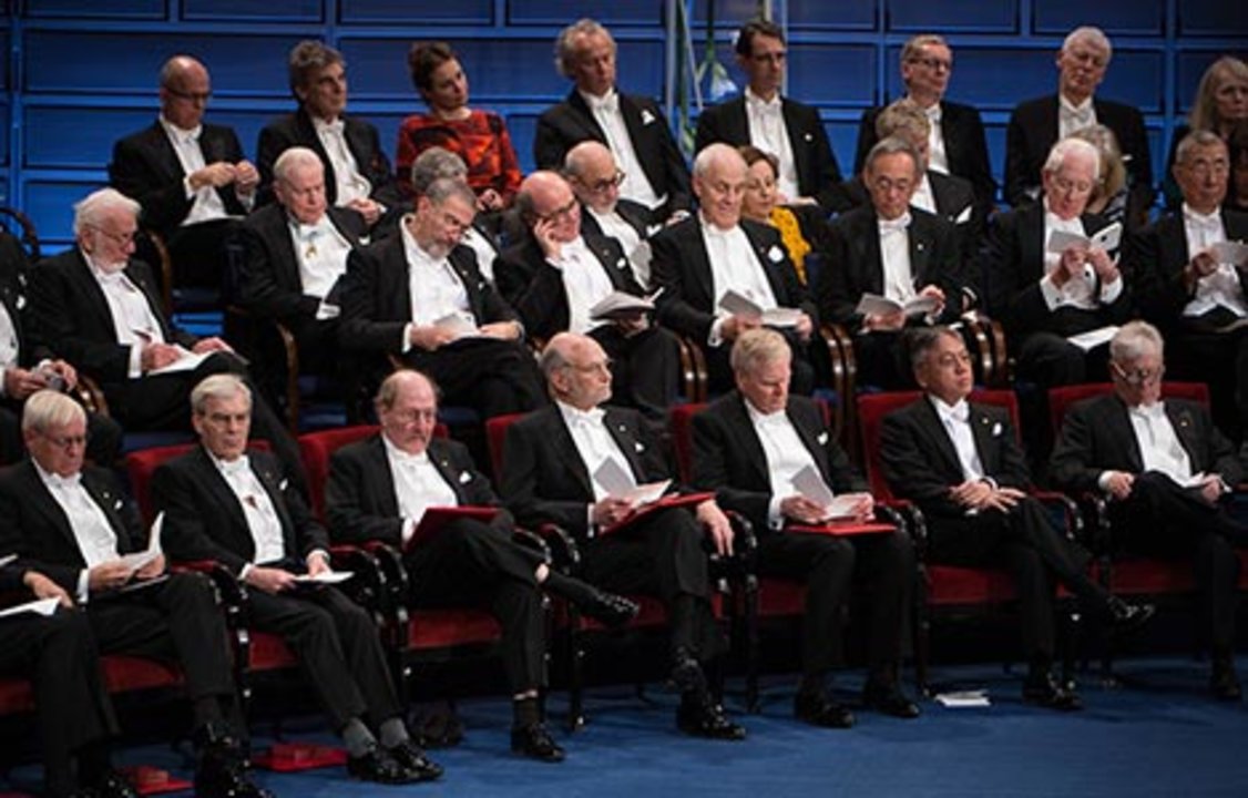 manbet手机版诺贝尔奖得主坐在台上。