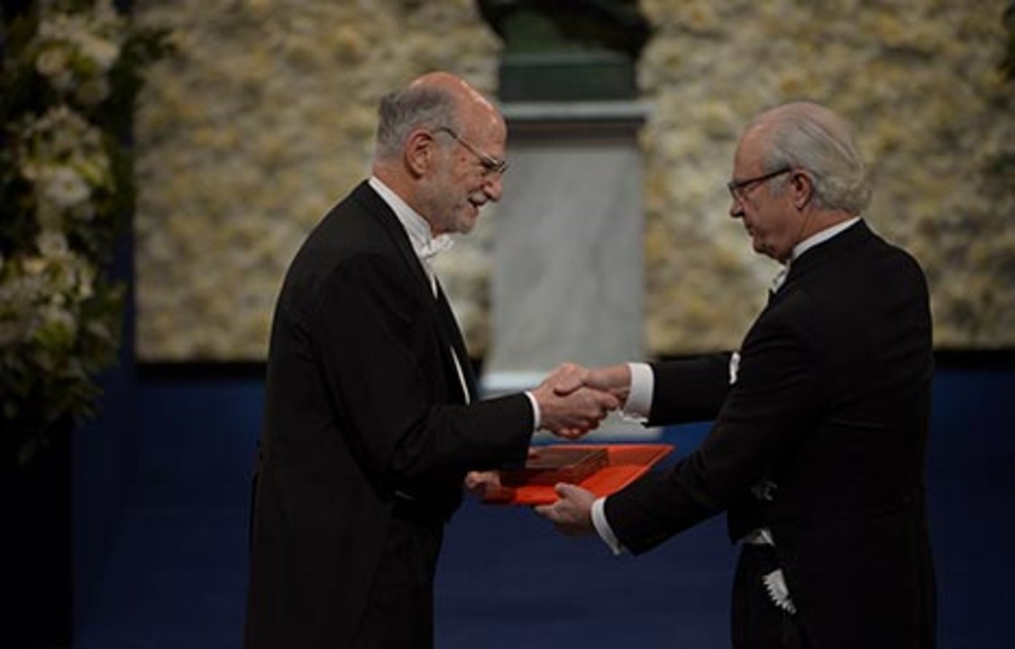 manbet手机版迈克尔·罗斯巴什从瑞典国王卡尔十六世·古斯塔夫手中接过诺贝尔奖