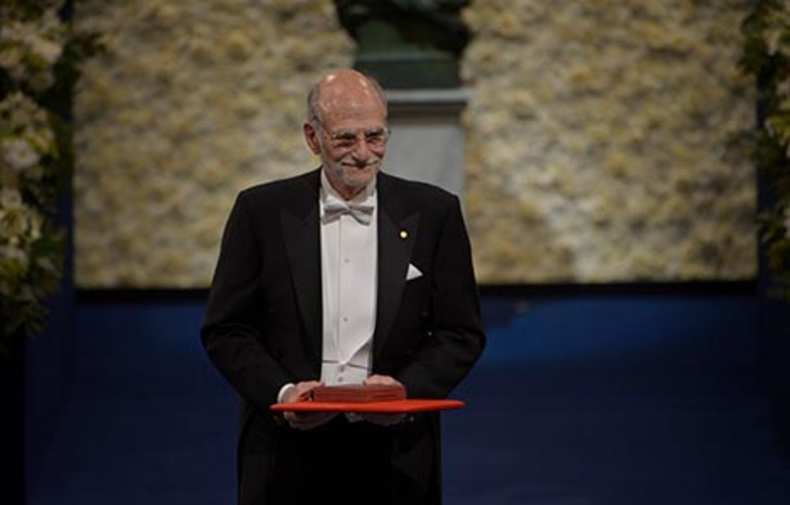 manbet手机版迈克尔·罗斯巴什在斯德哥尔摩音乐厅接受诺贝尔奖后