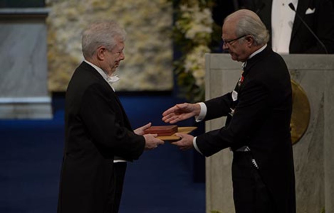 manbet手机版理查德·h·塞勒从瑞典国王卡尔十六世·古斯塔夫手中接过他的奖